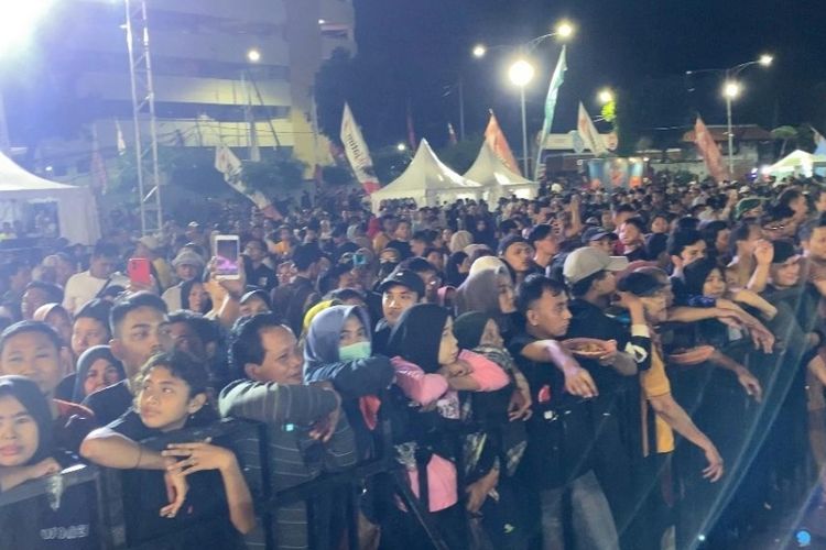 Sekitar 20 Ribu Orang Serbu Festival Rujak Uleg 2025 di Surabaya Expo Center, Warga Keluhkan Akses Parkir